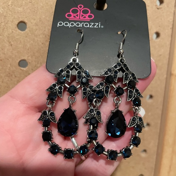 Teardrop outlined earrings with leaf and sapphire stone design.